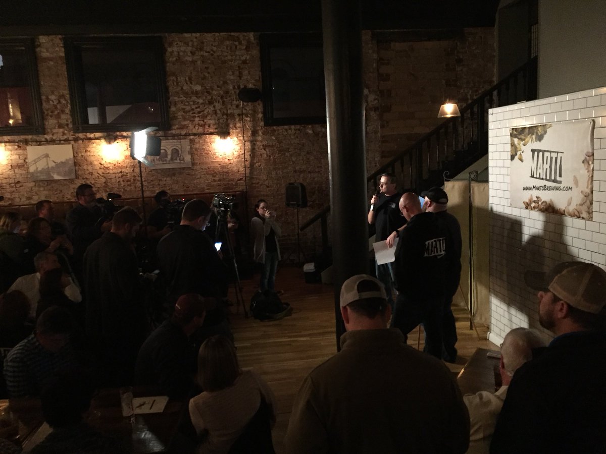 CreativeThomasR's tweet photo. Big crowd on tap tonight for the announcement by @MartoBrewingCo that it will locate in the promenade building in downtown #SiouxCity https://t.co/Hjy3xqCBPU