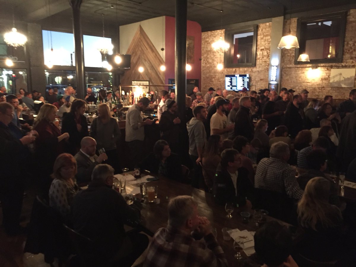 CreativeThomasR's tweet photo. Big crowd on tap tonight for the announcement by @MartoBrewingCo that it will locate in the promenade building in downtown #SiouxCity https://t.co/Hjy3xqCBPU