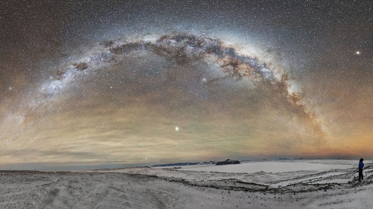 infobae's tweet photo. Es astrofotógrafa, vivió un año en la Antártida y muestra sus fotos por primera vez | Por Gisele Sousa Dias https://t.co/Odzo5HICOt https://t.co/JB7zeo8tdz