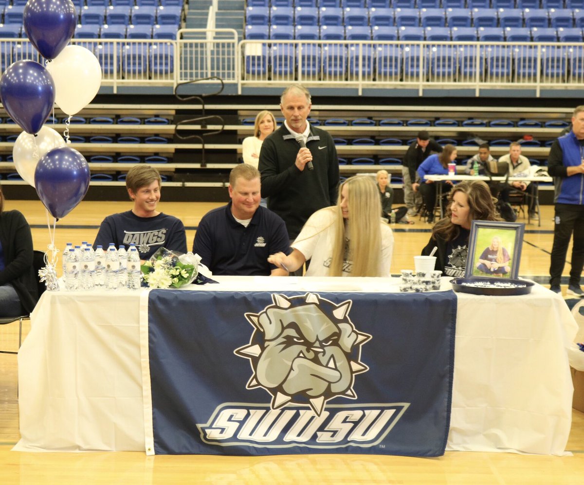 MaiceeMorgan's tweet photo. it’s official!! Can not wait to be a dawg💙🐶 @SWOSUvolleyball https://t.co/iJVwtA5WDl