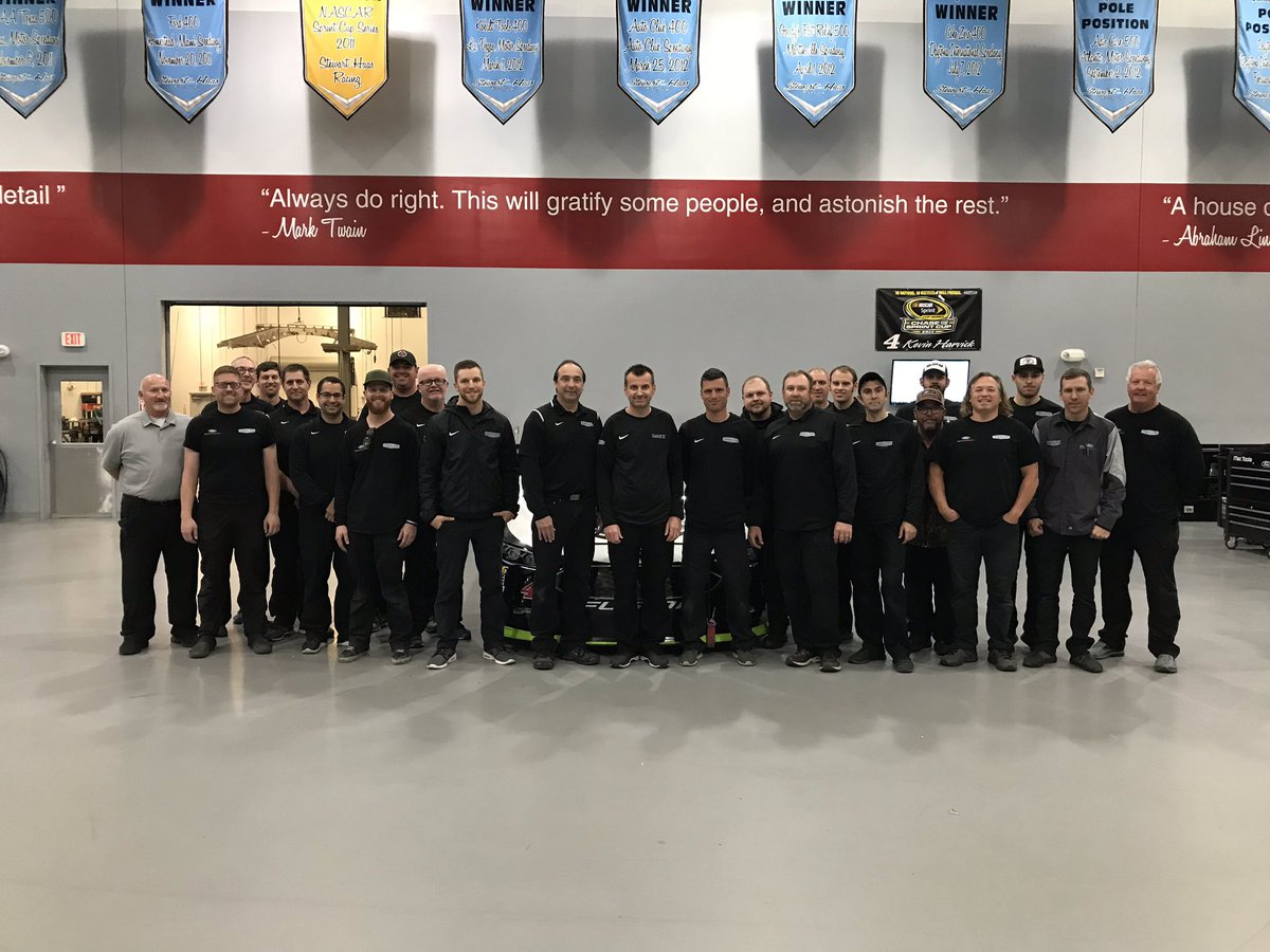 RodneyChilders4's tweet photo. Time to load her up!! Love these guys and everyone @StewartHaasRcng .. #4TheCup @MonsterEnergy @HomesteadMiami @KevinHarvick #NASCARPlayoffs @NASCAR @roushyates @FordPerformance @jimmyjohns @BuschBeer @Mobil1 @Outback 👊🏼👍🏼 https://t.co/OoKe7bOql7