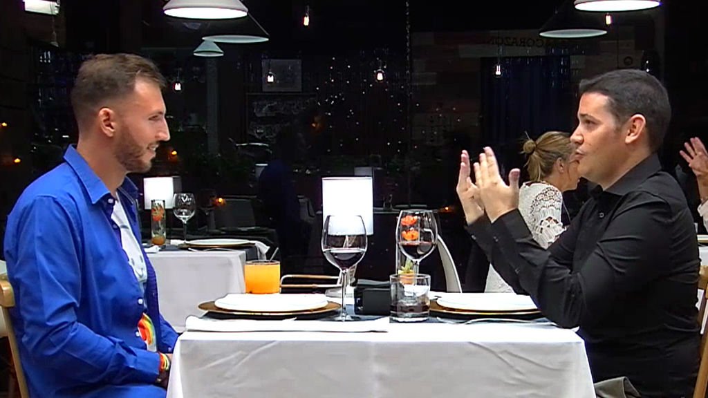 telecincoes's tweet photo. La primera cita ‘CODA’ de #FirstDates767 un oyente y un sordo que hablan en lengua de signos https://t.co/mmjuDR1hmf https://t.co/PHoFnj2h0n