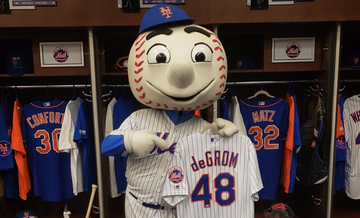 MrMet's tweet photo. He’s de man and now he’s de #NLCyYoung! Congrats to my buddy, @JdeGrom19. https://t.co/OdFhzdscps