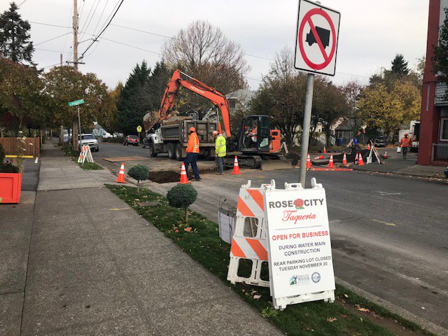 portlandwater's tweet photo. Adrian co-owns and manages Rose City Taqueria in #NPDX where our maintenance and construction crews are rerouting water lines.
We make every attempt to limit impacts to businesses when conducting repair work but when we do, we go the extra mile. Tacos, anyone? 🌮🌮 https://t.co/hLdv1YKV8p