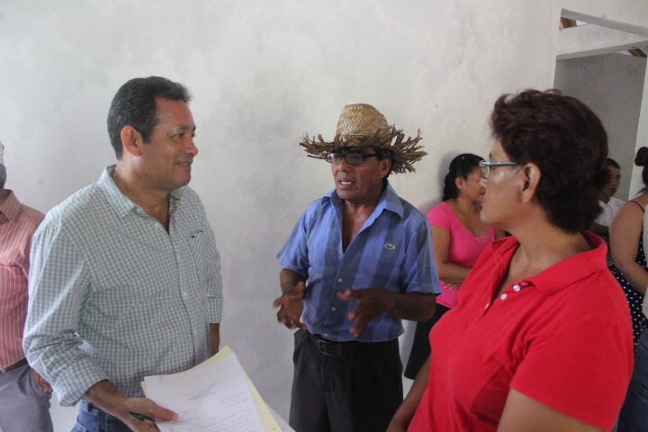 Las familias de la comunidad de Río Escondido, recibieron con júbilo a <a href="/Alex_ZetinaA/">Alexander Zetina Aguiluz</a>, a los regidores y a las autoridades municipales de Bacalar, que fueron a colocar la primera piedra de baños ecológicos y cuartos seguros.
#BacalarContigoCrece