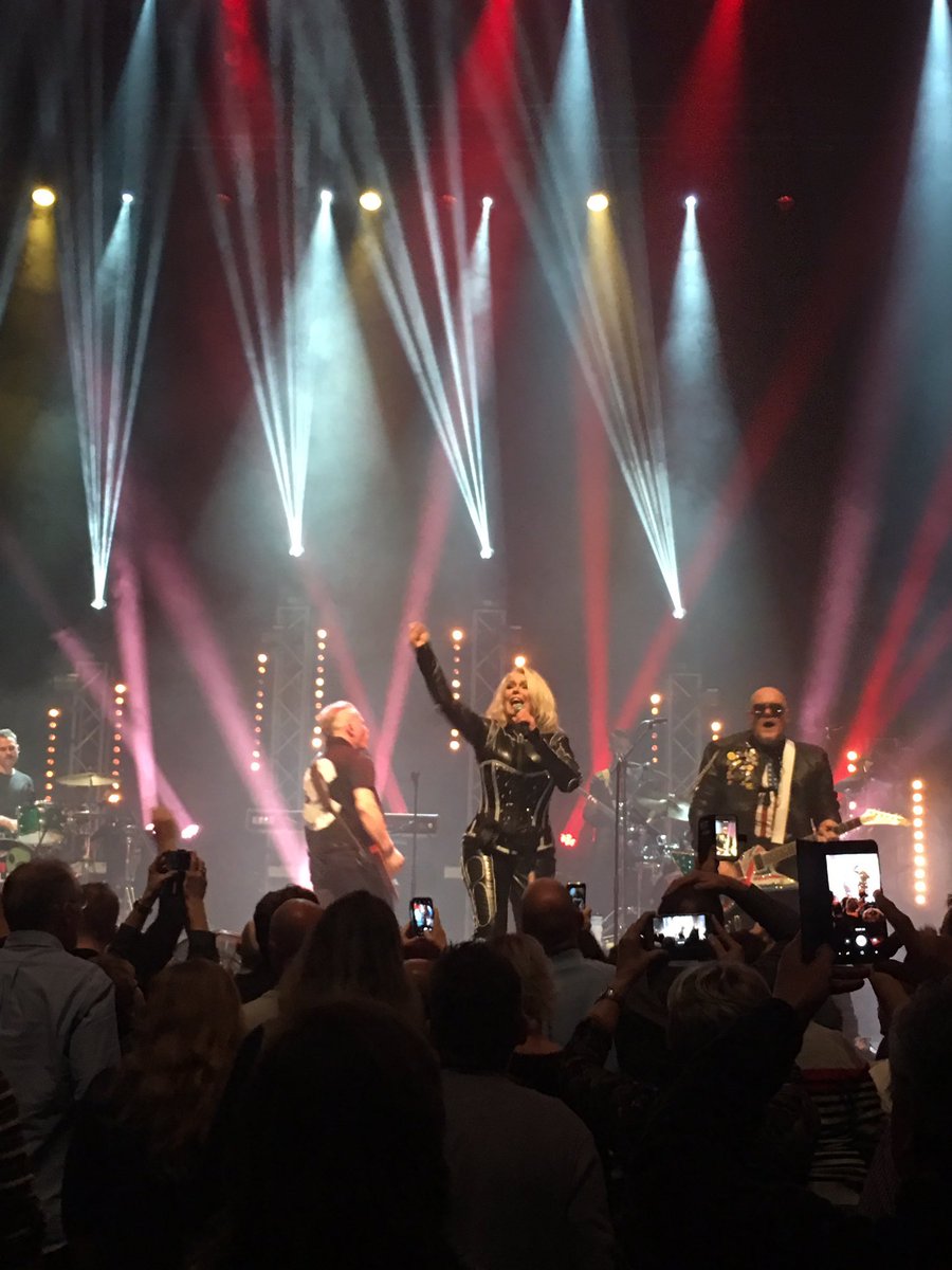 Wildericky's tweet photo. Thank Eindhoven.. you were bloody amazing!! Beautiful night, weโll be back!! ๐ค๐ปโค๏ธ๐ค๐ป #herecomethealienstour xxx https://t.co/Oifo2uDxoC