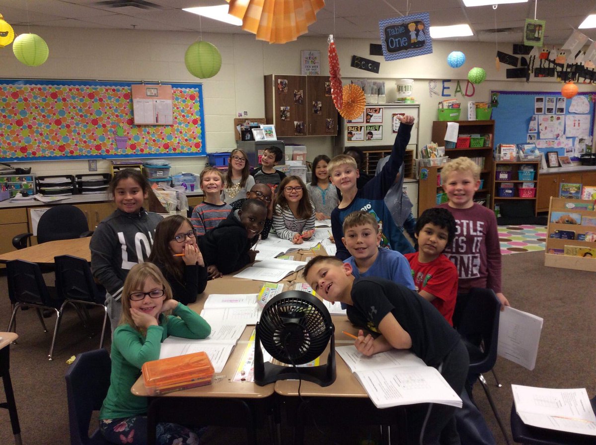 AshleySplatts's tweet photo. 2nd graders learning about seed dispersal #KnightsofNewell #science #handsonlearning https://t.co/qHssUvoa9P