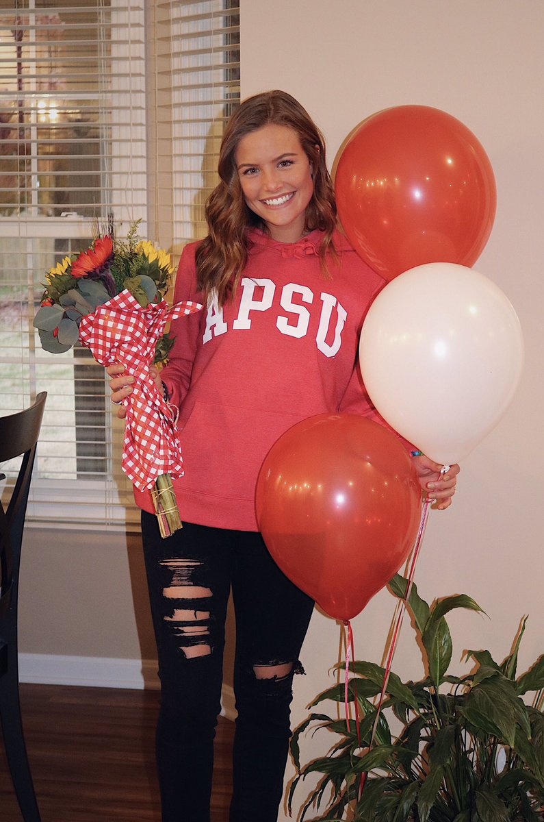 kweinzapfel2's tweet photo. officially a gov!!! huge thank you to everyone who supported allie and i make our dreams a reality today ❤️🖤 @AllieGoodin27 https://t.co/9qRnQwzsHj