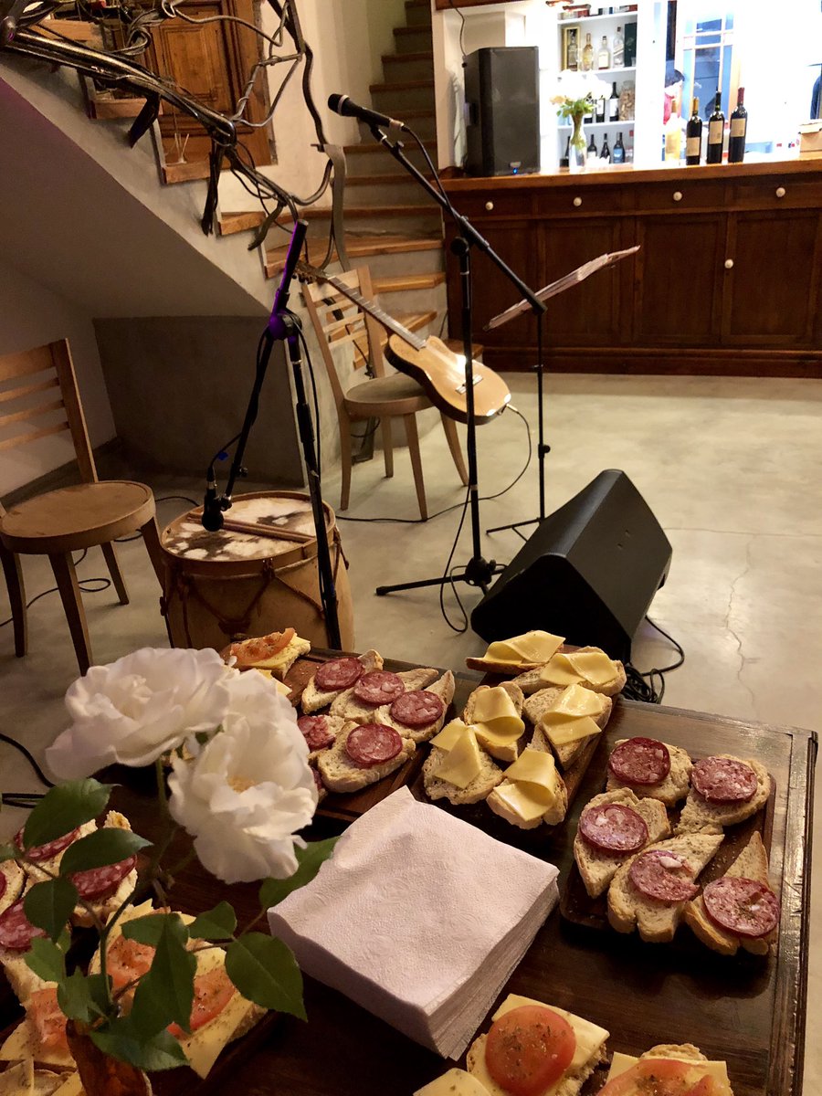 avolarblog's tweet photo. Estamos en el hotel boutique Casa Crespo, una hermosa casona de 1790 en #patagones, para disfrutar una tremenda cata de @CatenaMalbec organizada por vinoteca La Nueva Bodega. 🥂@sancatta @TomyBodegas https://t.co/K5PFUQRm4v