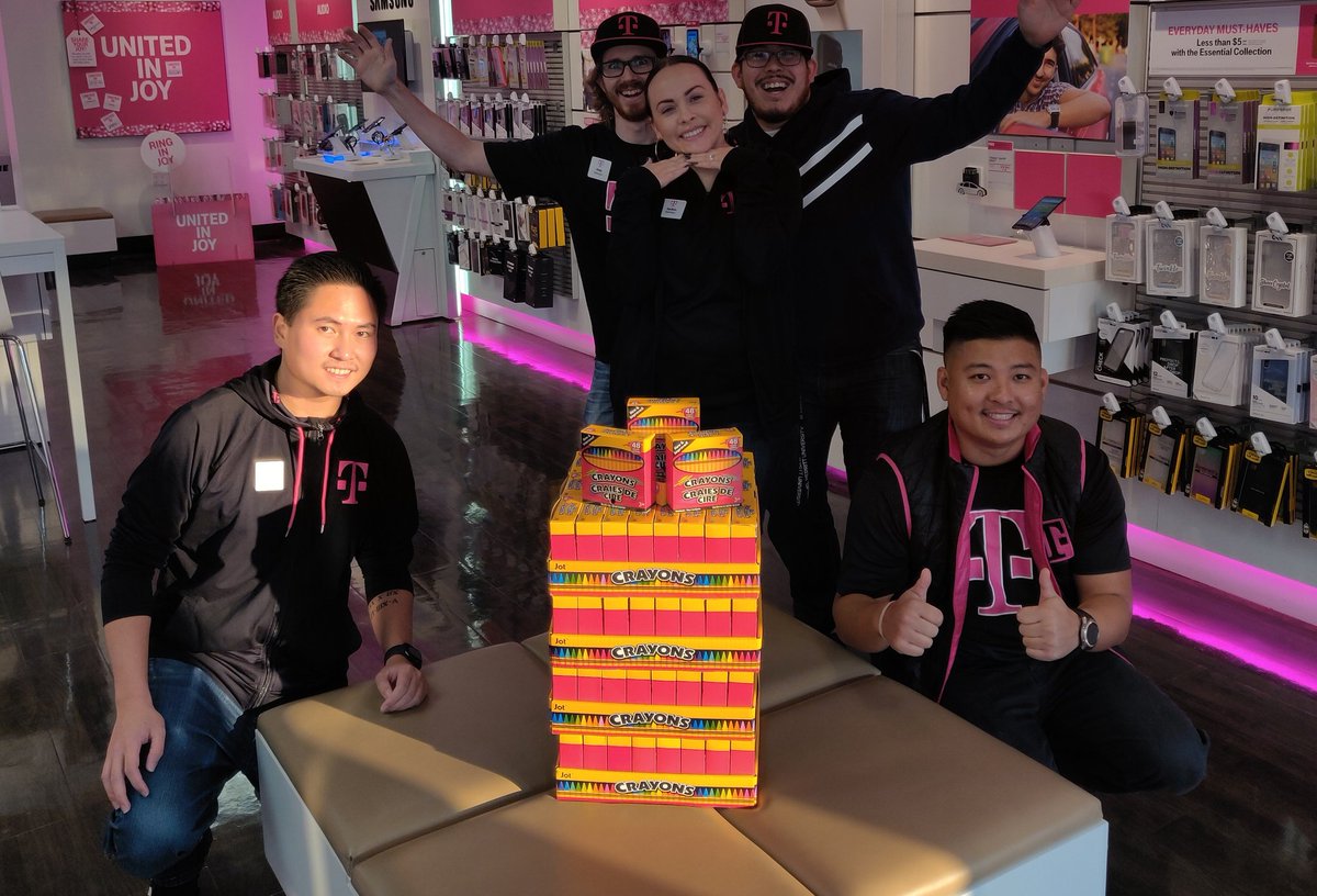 LePaulTran1's tweet photo. The Berkeley squad donating 100 boxes of crayons to the Oakland boys and girls club!! Thats my team!! @JL0DucaBayPoint @AdrianVanHooser @kevintran_8 https://t.co/8hkTP2YwT6