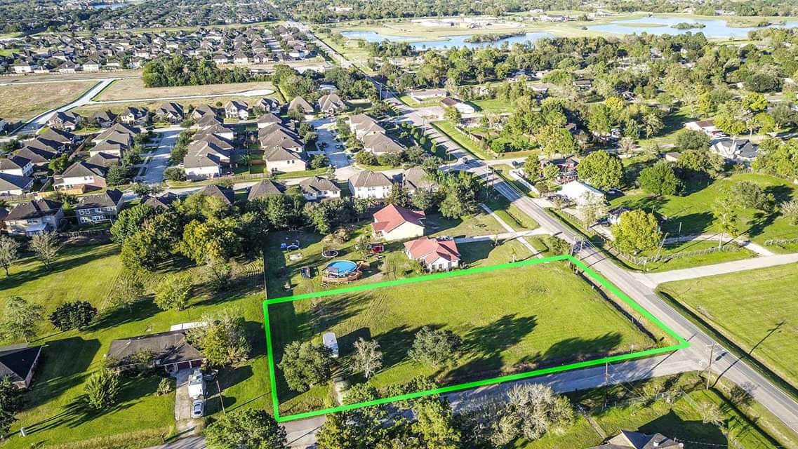 TXSolRealEstate's tweet photo. **** JUST LISTED **** RARE Find! Cleared Lot in the heart of Pearland! Corner Lot with Great size, .74 acres! Lots of opportunity to build what you have always envisioned. Take Action on this great opportunity! Contact us to further discuss this opportunity. https://t.co/tl3f2lLPx3