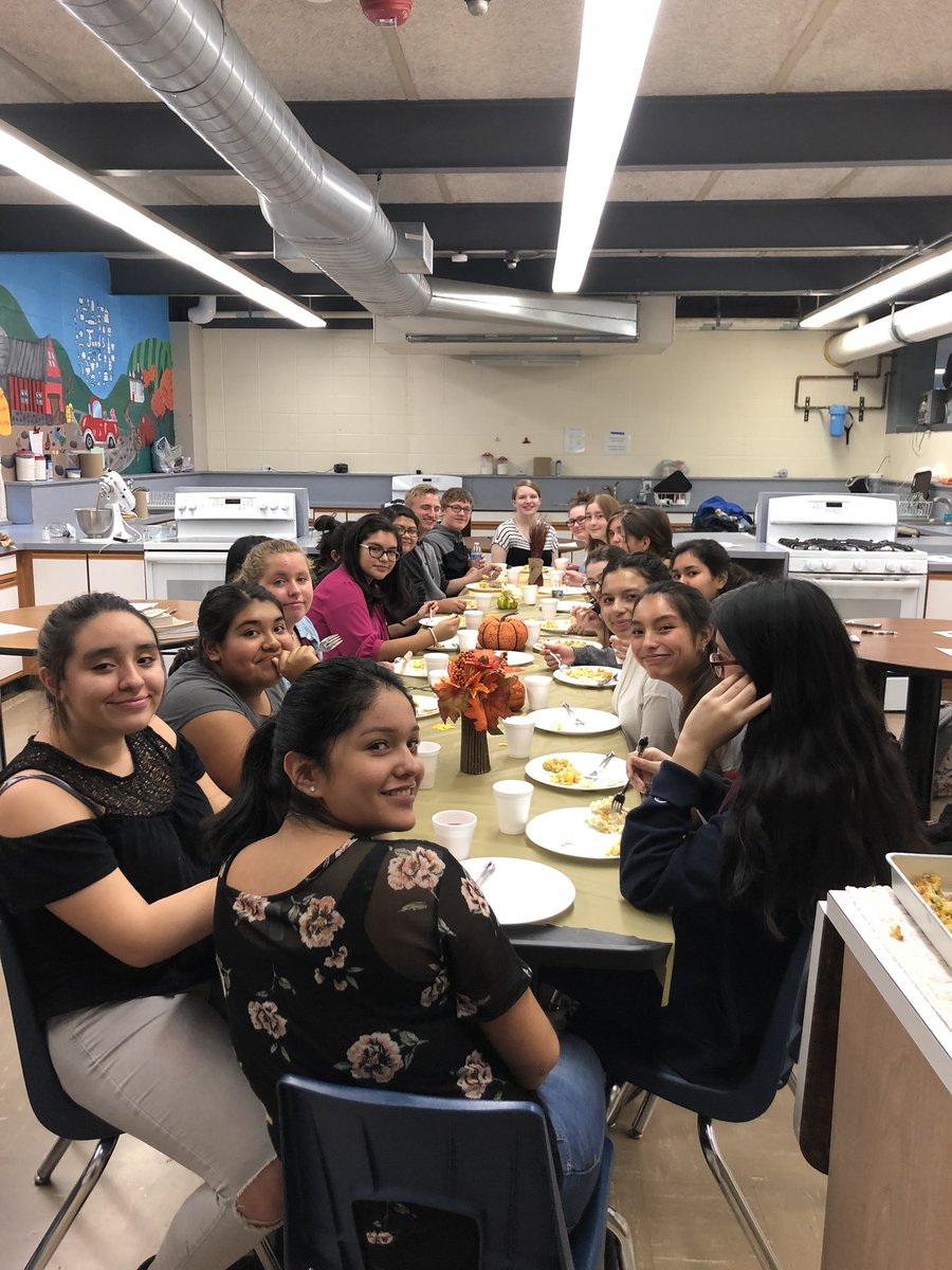 CulinaryArt_WHS's tweet photo. Culinary Arts Club made a Thanksgiving Feast! 🦃@BulldogLife_WHS https://t.co/TYYVETPm5q