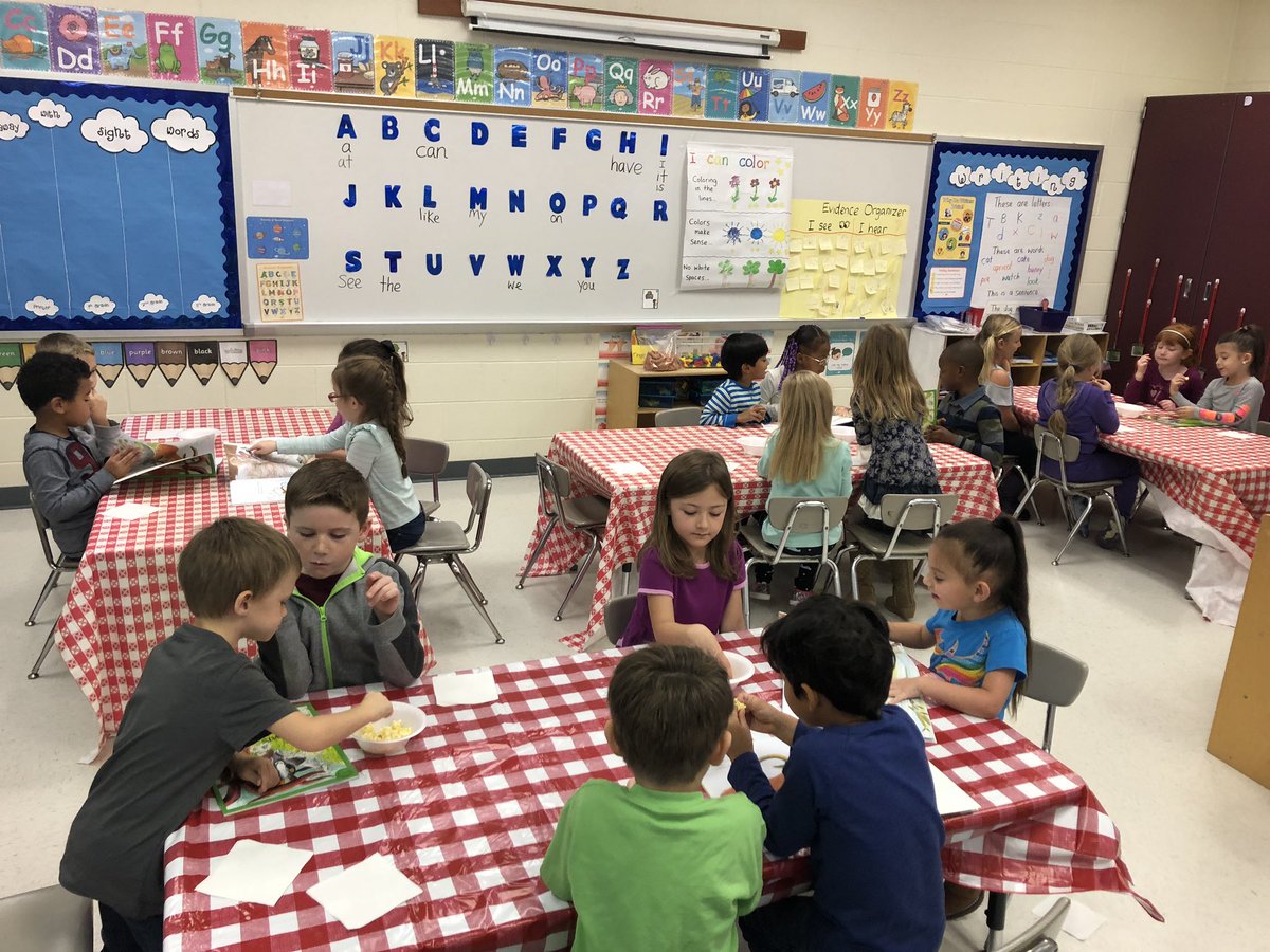 MrsAireyKG's tweet image. Whetting our appetites for Module 2 with a book tasting at Cafe Classroom 👩🏻‍🍳📚 @WitWisdomELA @GallberryFarm #teamgallberry #litnccs