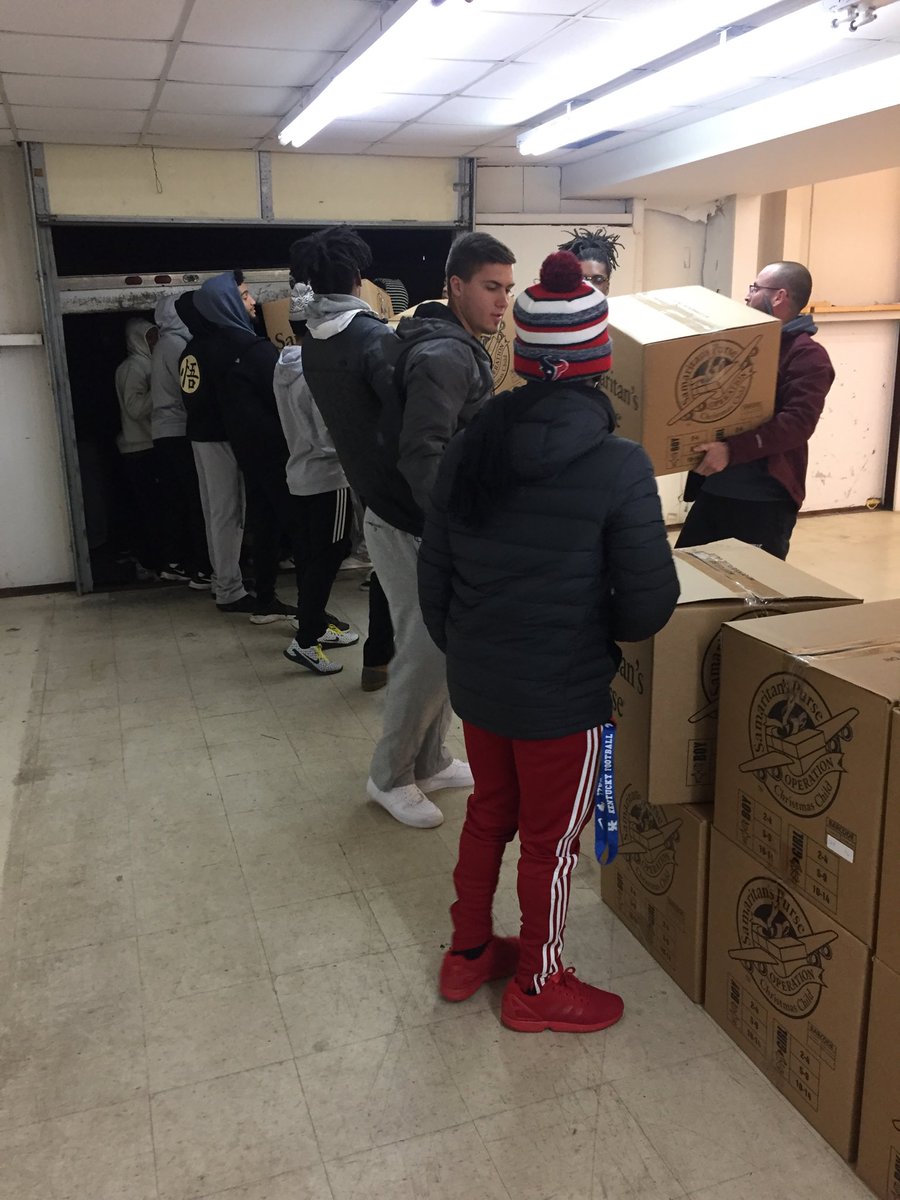 CoachBurns18's tweet photo. WRs and DBs working together doing their part to give back to the community! @CvilleTigersFB #iuai https://t.co/yYyjtTGkrp