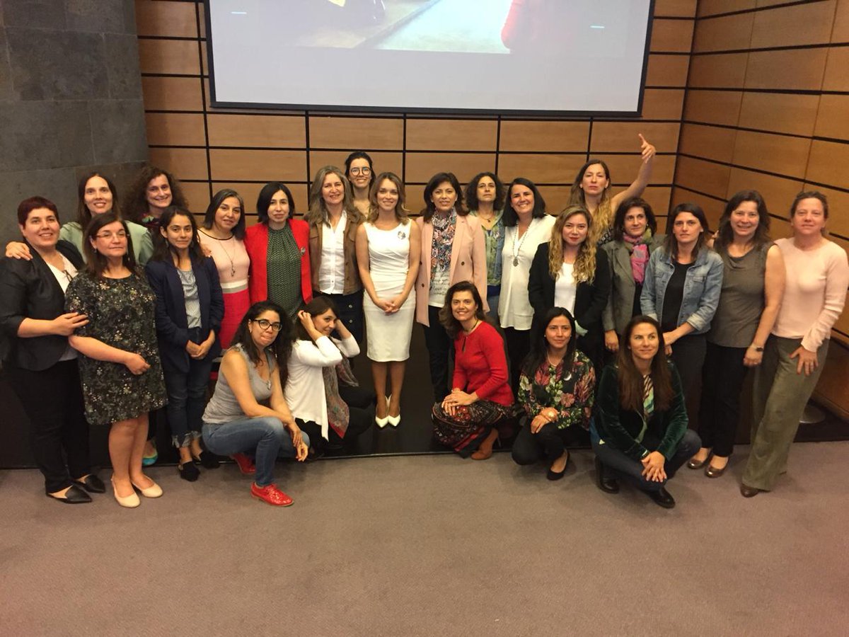 bastias_adriana's tweet photo. Gran experiencia haber participado en #MT2018 de @Hay_Mujeres y @TVN, gracias. https://t.co/pfJhJF8vvf