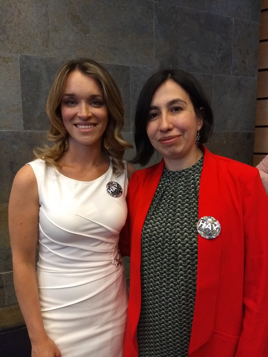 bastias_adriana's tweet photo. Gran experiencia haber participado en #MT2018 de @Hay_Mujeres y @TVN, gracias. https://t.co/pfJhJF8vvf