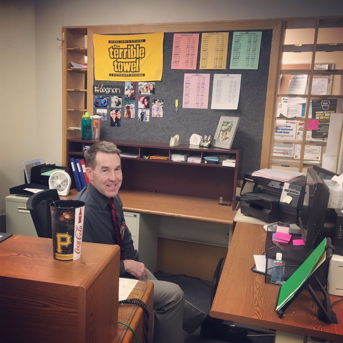 OWL_BeHealthy's tweet photo. Mr. Ray takes on some extra duties today! #bhsprincipal #actofkindness https://t.co/Zs9aUtUVhe