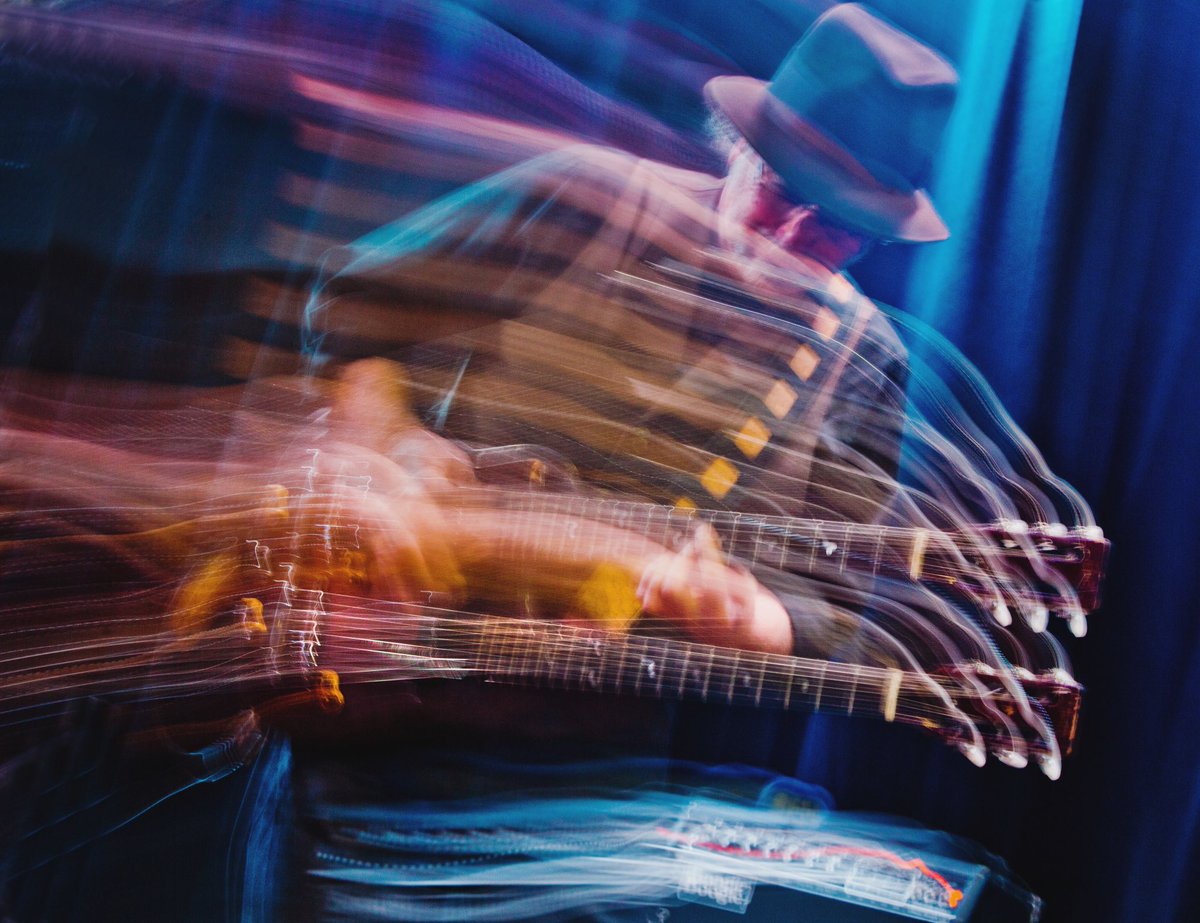 kuumbwajazz's tweet photo. 🎸 Two necks are better than one. 🎸 (📷: r.r. jones) #kuumbwajazz #santacruz #concertphotography #royrogers #stringshot @RoyRogersMusic @stringshotmusic https://t.co/47zHO22bfO