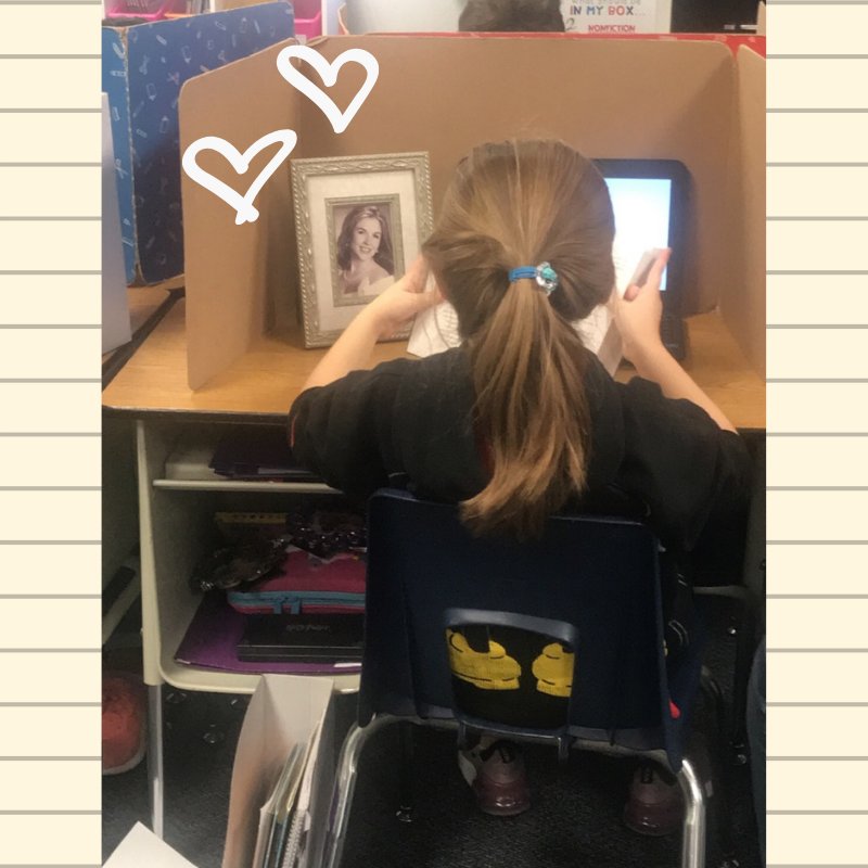 B_OutoftheBox's tweet photo. Do your students have all the ingredients for Learning? @_msharding_ student seems to have everything she needs! You have to LOVE this.
Chromebook ✔️
Reading Book ✔️
Supplies ✔️
Framed photo of Mom ✔️
#kids #friedfan #safelearningspace #flexiblelearningspace https://t.co/IHB2cEyo0r