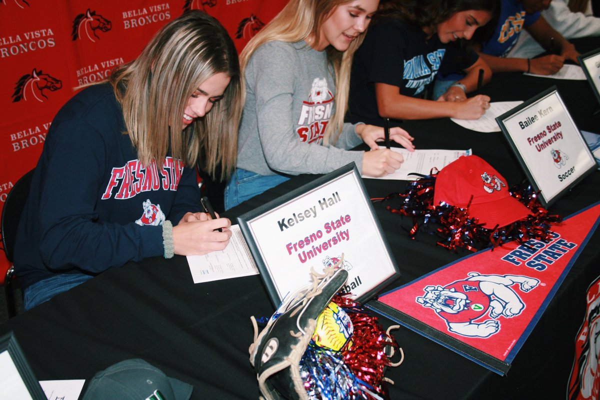 kelseyhall38's tweet photo. Made my dreams of playing collegiate softball a reality today #DoDogs 💙❤️ https://t.co/jtE2NzE6iY