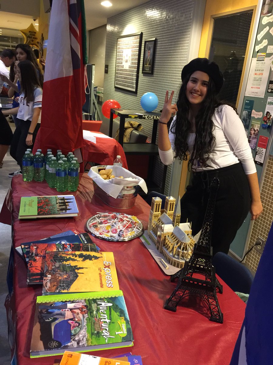 SJDBModerns's tweet photo. So much positive energy! Great evening here @SJDBrebeufCHS!🥐🐾 #Gr8OpenHouse https://t.co/625tTcjUPP