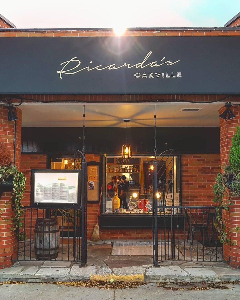 MenManner's tweet image. New post on the blog all about the amazing meal @SteeltnChowdn &amp;amp; I had at @xoxoRicarda Oakville, and featuring this awesome guy, Chef @mitch_ferron, more food pics to come!

Read more at menandmanner.com/single-post/20…
#oakville #dtoakville