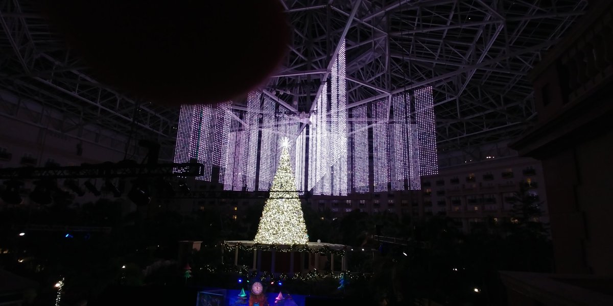themeparkwriter's tweet photo. Awesome atrium light show. #cagp18 #visitice2018 https://t.co/NfIr9r7s4b
