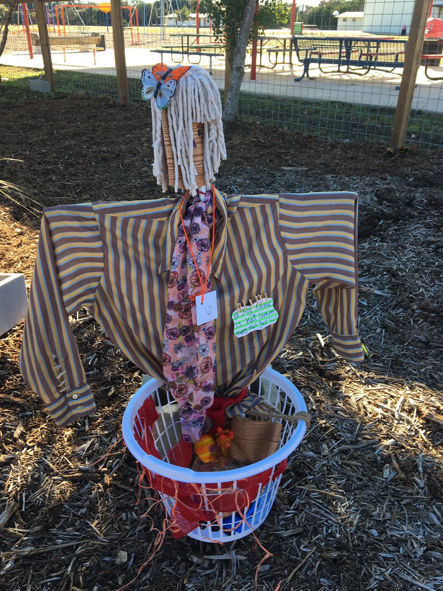MrsTinderClass's tweet photo. Scarecrow unique style. @BoerneISD @CuringtonElem #Curingtonstrong https://t.co/yBMWuGEqKr