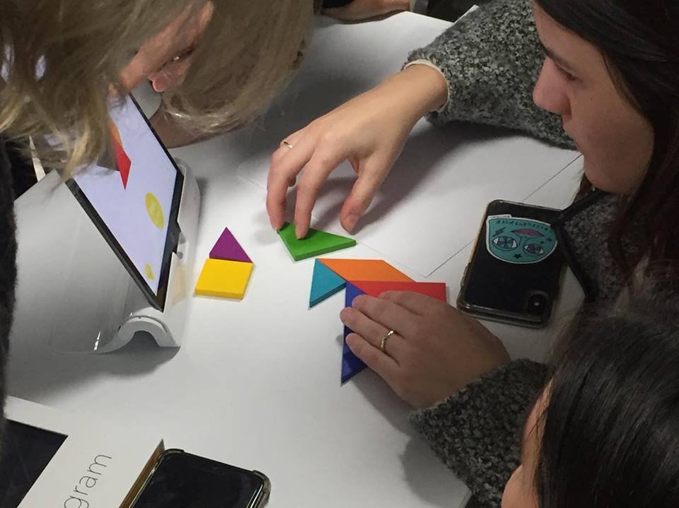 PedroSergioB's tweet photo. #2018ed3051 #osmo
Osmo tiene una serie de aplicaciones que utilizan una cámara para realizar distintas actividades. Se puede dibujar/calcar algo mientras observas tus movimientos en la pantalla, puedes usar un tangram o incluso puedes jugar con números y letras. https://t.co/uHEe9UeAf4