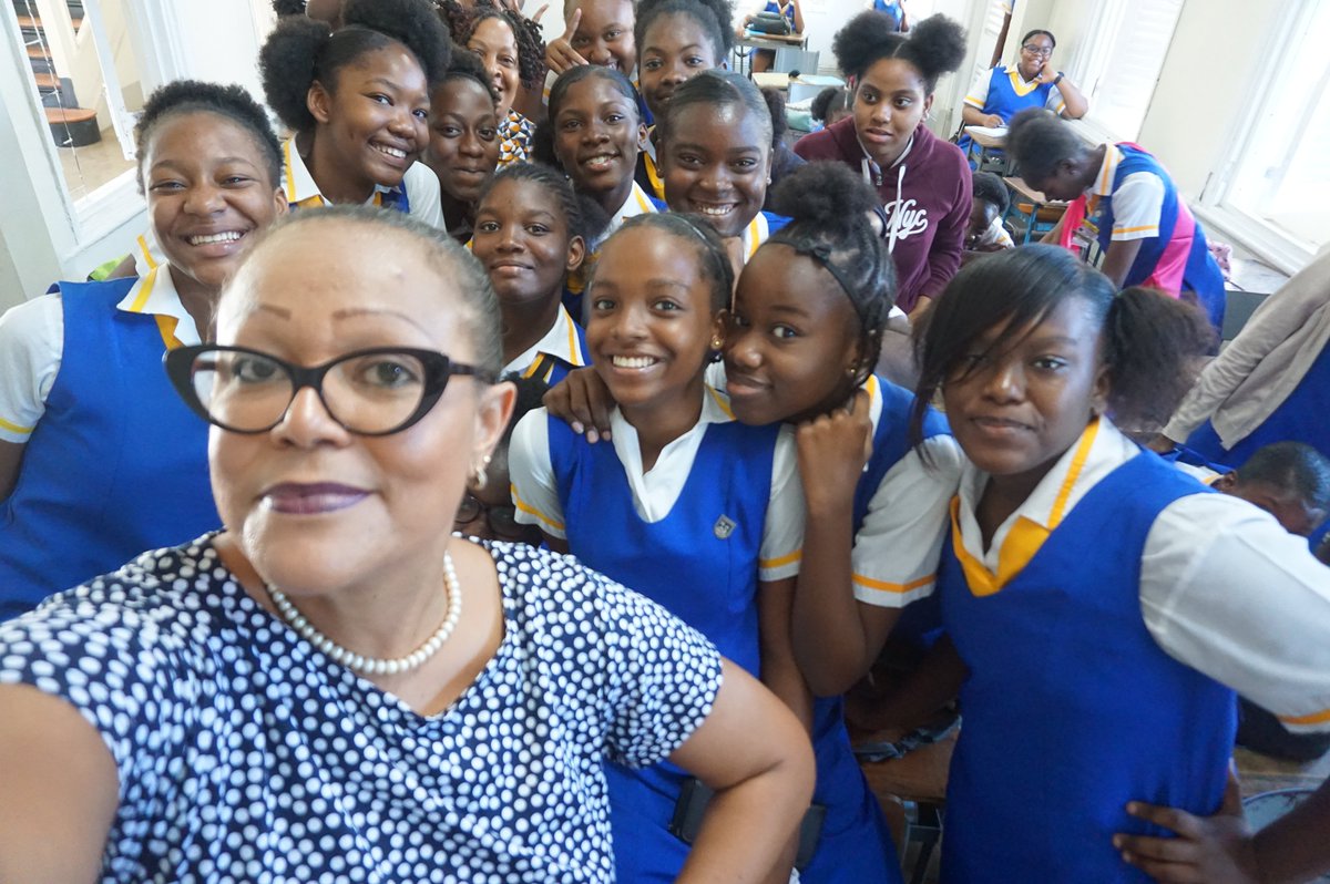 KellyKatharin's tweet photo. Happy to share with girls at my alma mater St. Hugh's today as a Big Sister during Spirit Week. I reminded us of our legacy: outspoken women with a social conscience, supportive and loyal. We are Swans. #fidelitas https://t.co/egxThhUkyh
