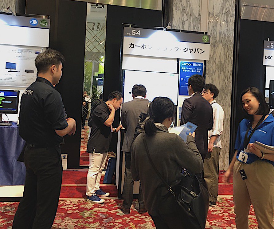 昨日まで開催されていた「vForum 2018」で、「AppDefenseとCarbon Black PSCでVMware SDDCを守り抜こう」と題したセッションを行いました。展示ブースにも多くの多くのお客様にお立寄り頂き「CbDefense for VMware」のご紹介をさせて頂くことができました。