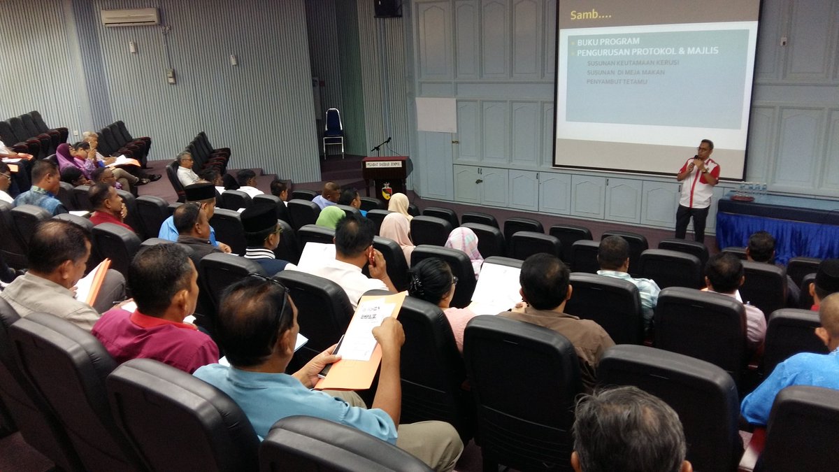 AADK_JEMPOL's tweet photo. BENGKEL TOT PROGRAM PEMERKASAAN KOMUNITI (CE)
PERINGKAT DAERAH JEMPOL
Tempat : Pej Daerah Jempol
Slot 1: Pengurus Majlis & Protokol
Oleh En Hasrul Faiz Bin Hj Ramli
Ketua Unit Pengurusan Majlis dan Protokol, Pej Daerah & Tanah Jempol
Perangi Dadah Habis Habisan
#PDH3.0 https://t.co/i3qXWoKeda
