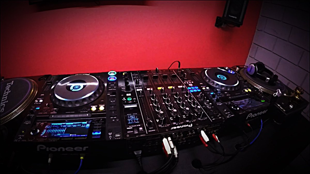 djralip's tweet photo. •🇺🇸 What makes you happy?
•🇧🇷 O que te faz feliz?
#djane #dj #djralip #edjs #cdj #pionnerdj #pioneer #myworld #numark #numarkdj #djtechtools #happiness #djanemag #pioneerwoman #rekordbox #rekordboxdj #neonlights #nightlife #music https://t.co/tQmqTziKxE