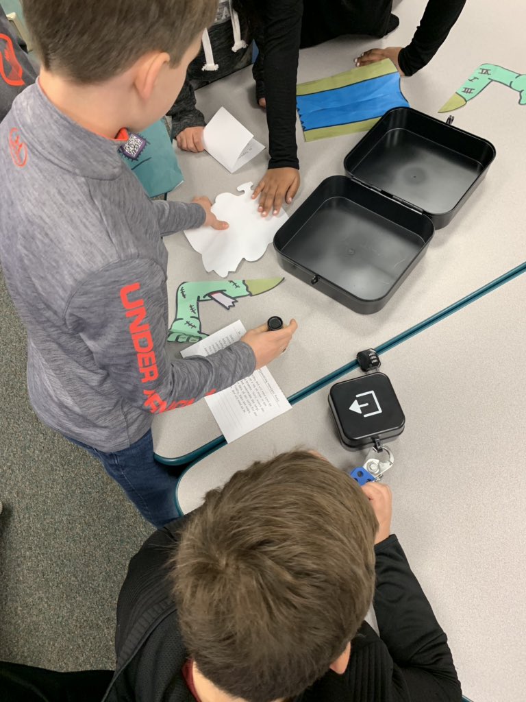 mrsyablonski's tweet photo. Today I spent some time in the lab with @lizdowiak Her 4th grade students worked on a @breakoutEDU and I was amazed on how well the students worked together towards a common goal! #criticalthinking #collaboration #creativity #communication @pvsouth_eled #pvsddoschooldifferernt https://t.co/7rH72FI6Ms
