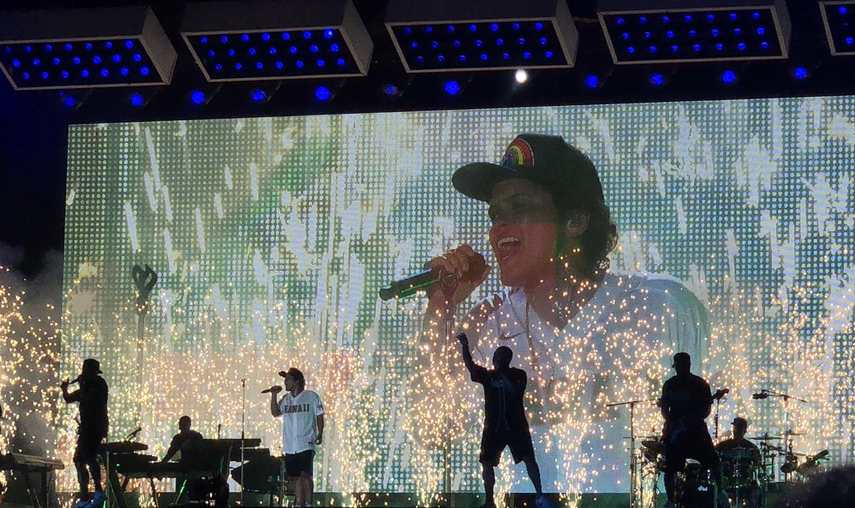 manami_nmi's tweet photo. 7ヵ月ぶりのブルーノマーズ🌴
ハワイで凱旋ライブ
みれるなんて一生の思い出😭✨
It's been a great night !!
#hawaii #brunomars #24KMagicWorldTour 
#alohastadium #LittleElvis
#ブルーノマーズ #ハワイ 
#アロハスタジアム https://t.co/p9uVIN1kzl