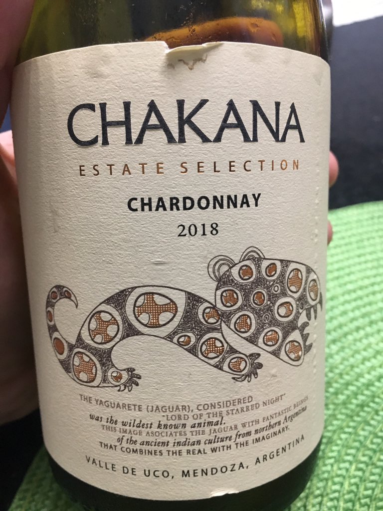 Mucho volumen de boca sin ser untuoso. Acidez quilibrada y una nariz atípica. Lindo blanco