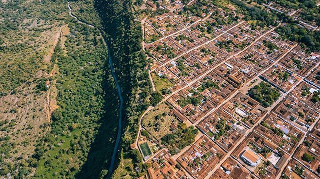 NicholasJHills's tweet photo. Check out Barichara from above: perched on a little plateau before dropping off into the Chicamocha Canyon. ~7000 people inhabit this tiny, cute colonial town. It is worth a visit for the Colonial Architecture &amp; nature nearby. You could stay here a few d… https://t.co/paKAt1nESh https://t.co/XcJraoa5nP