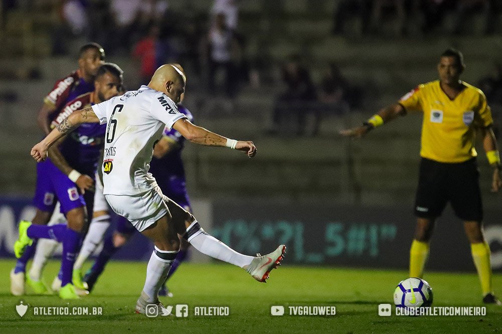 Atletico's tweet photo. Galo vence em Curitiba e segue firme no G6 do Brasileirão: https://t.co/aoVU2nRlqi 

Vamos, #Galo! #PRCxCAM #AMassaJogaJunto #TimeDeTodos 🏴🏳 https://t.co/Ss4Akr0MY9