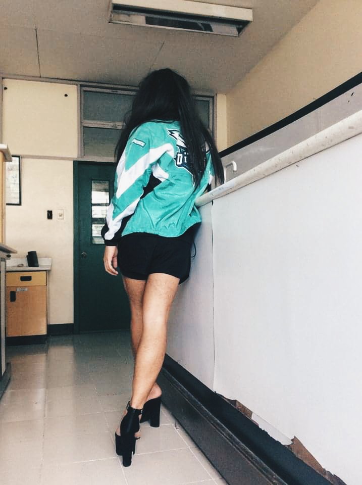 edgepapa's tweet photo. Who is that gurl? https://t.co/cbl9LP8Tjv