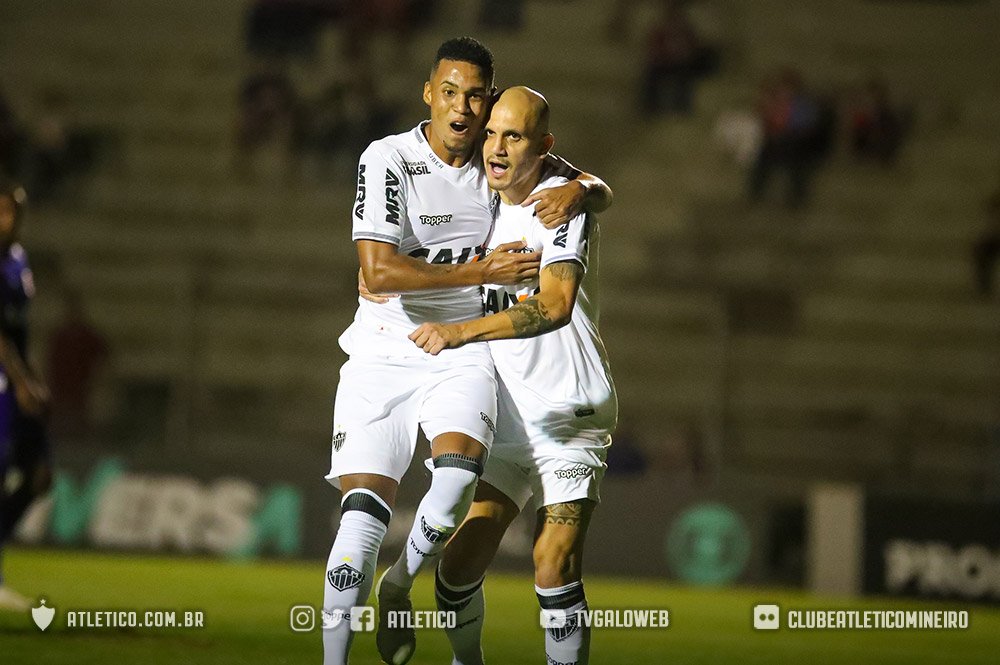 Atletico's tweet photo. Galo vence em Curitiba e segue firme no G6 do Brasileirão: https://t.co/aoVU2nRlqi 

Vamos, #Galo! #PRCxCAM #AMassaJogaJunto #TimeDeTodos 🏴🏳 https://t.co/Ss4Akr0MY9