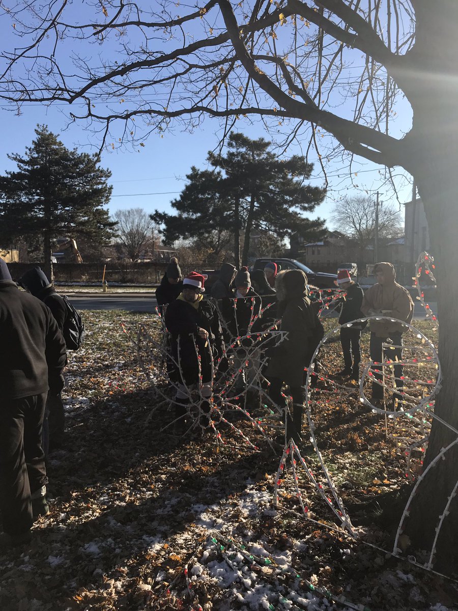 marty_passmore's tweet image. More AMSS students hard at work at the Celebration of Lights. Go Mustangs! #lkdsb