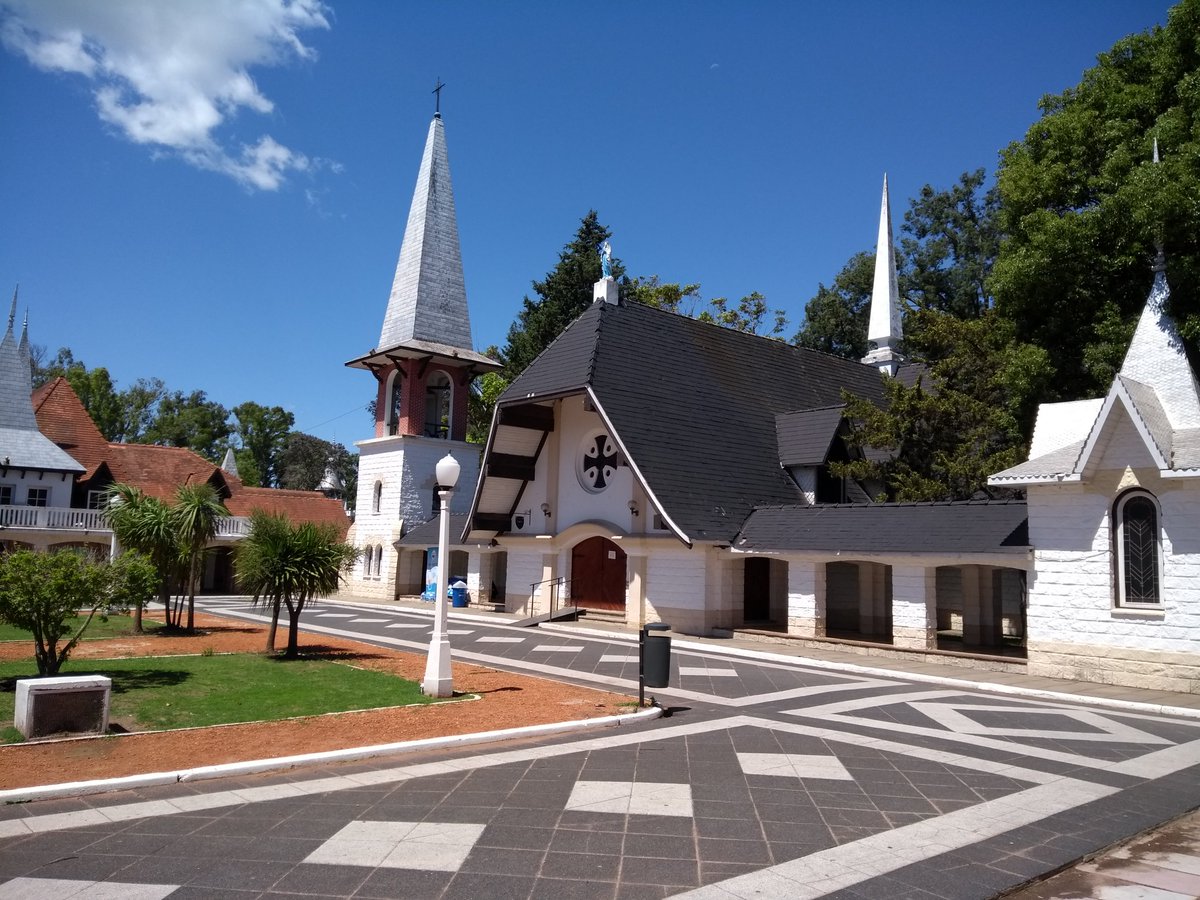 EP15Rauch's tweet photo. Viaje a La Plata de 4° A y B. Gracias por acompañar @jef_rauch @vuelaquetevuela  @RauchTurismo @CEscolarRauch @MartinTedes https://t.co/tssSLfgEY0