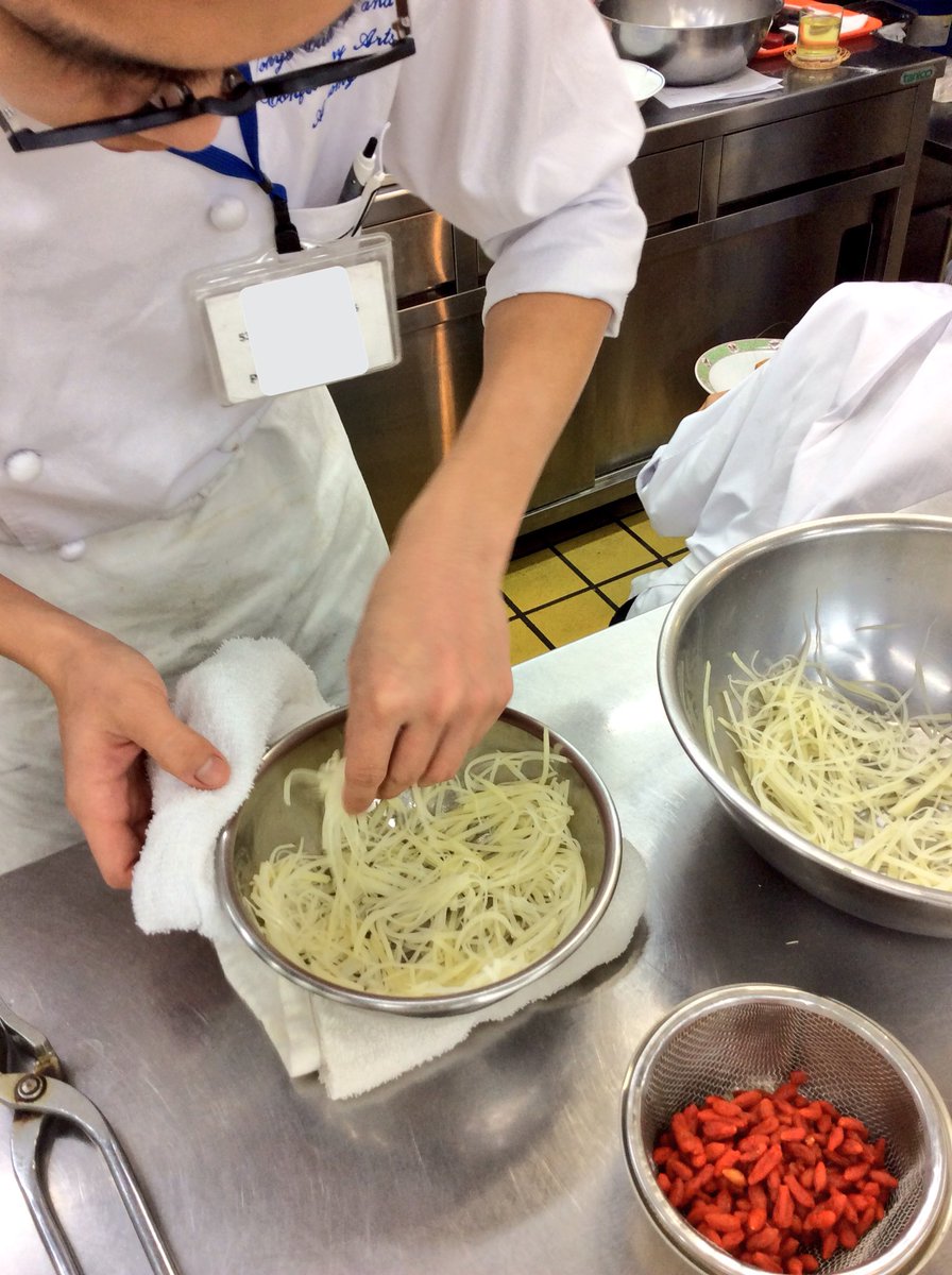 東京調理製菓専門学校 中国料理 今日の炒め物は じゃが芋の絲切りを揚げて器にしますよ 青寄せ ほうれん草などの青菜から緑色の色素を取り出したもの を使い仕上げた一品です 秋の味覚 栗 が入って美味しそう