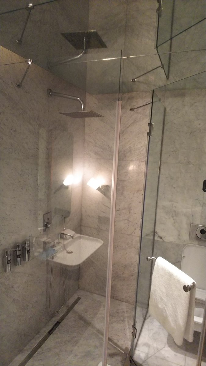 なぎ Twitterren トイレもくそ豪華でなぜか個室全面鏡張りでトイレ姿を無限に増やされる仕様 シャワーはルームはふつう でも浴びてさっぱり T Co E9zj3bbfxy Twitter なぎ Twitterren トイレもくそ豪華でなぜか個室全面鏡張りでトイレ姿を無限に増やされる仕様 シャワーはルームはふつう でも浴びてさっぱり T Co E9zj3bbfxy Twitter