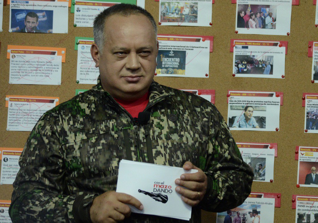 ConElMazoDando's tweet photo. .@dcabellor: El Sr Petro que ahora anda hablando pestes del Chavismo, vino hace tiempo para acá a pedir apoyo para su campaña. Por eso es que perdió, los Pueblos no quieren a los cobardes, a los guabinosos #SoyChavistaPorAhoraYParaSiempre https://t.co/BjWLmCkOQD