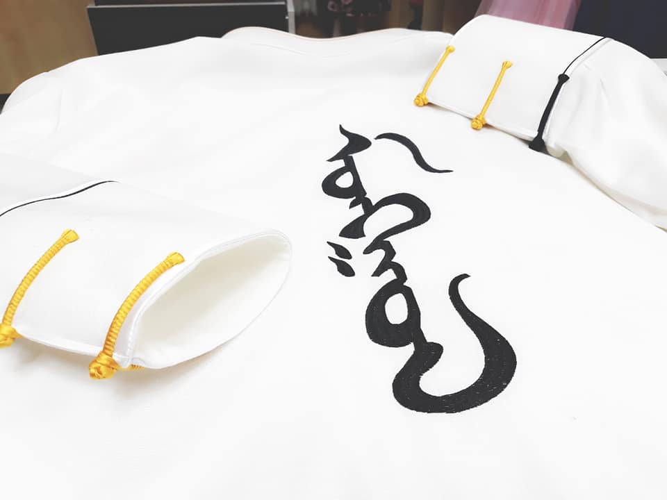 манай хөдөө нутагт /Дорнодод/ ийм уран охин байнаа. Төрөөс халагдаад өөрөө чаддаг зүйлээрээ хоолоо олж идэж байна. одоо бас томруулж ажлын болон бусад хувцасны захиалга авна гэсэн. МАНАЙХАН дэмжээд РТ ФВ хийгээрэй

Даанч ЖДҮ-г Х.Болорчулуун хишүүн чаацан юм шиг байна