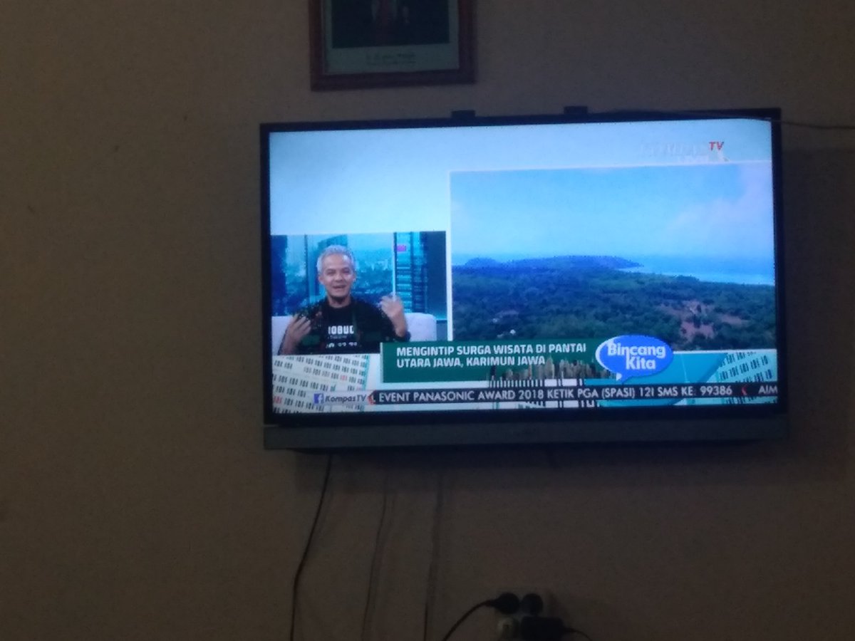 danik_lia's tweet photo. Bel istirahat di kantor, liat gubernur kecenya jateng @KompasTV @ganjarpranowo #pesonajateng #karimunjawa https://t.co/DmTXQ4Vpay