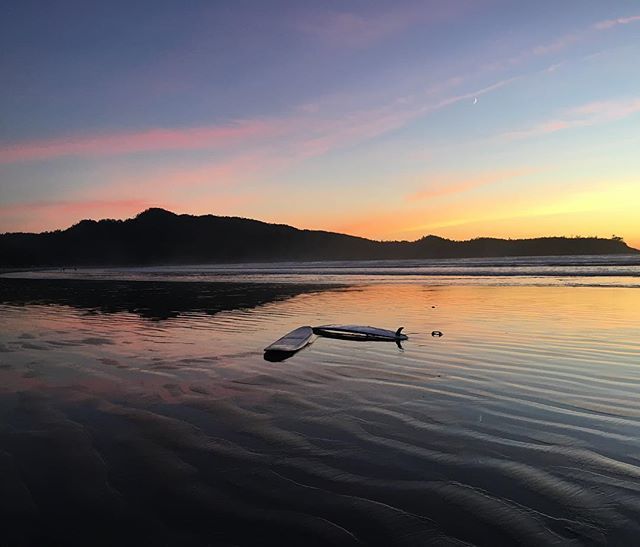 madsilv's tweet photo. There’s a tiny moon reflected in the sand 🤗 https://t.co/vsLWXReKXn