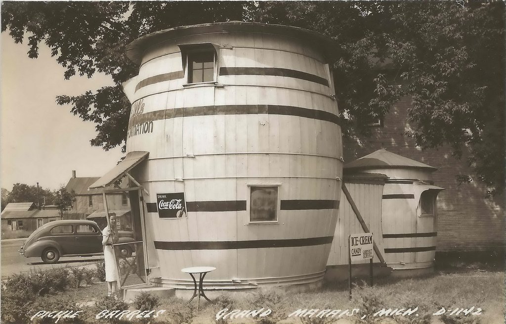 MichiganHist's tweet photo. The Pickle Barrel House in Grand Marais - ca. 1940s (UpNorth Memories Flickr)
#AlgerCounty #NationalPickleDay
https://t.co/pg8XdmuqH7 https://t.co/jYiVm6w6JR