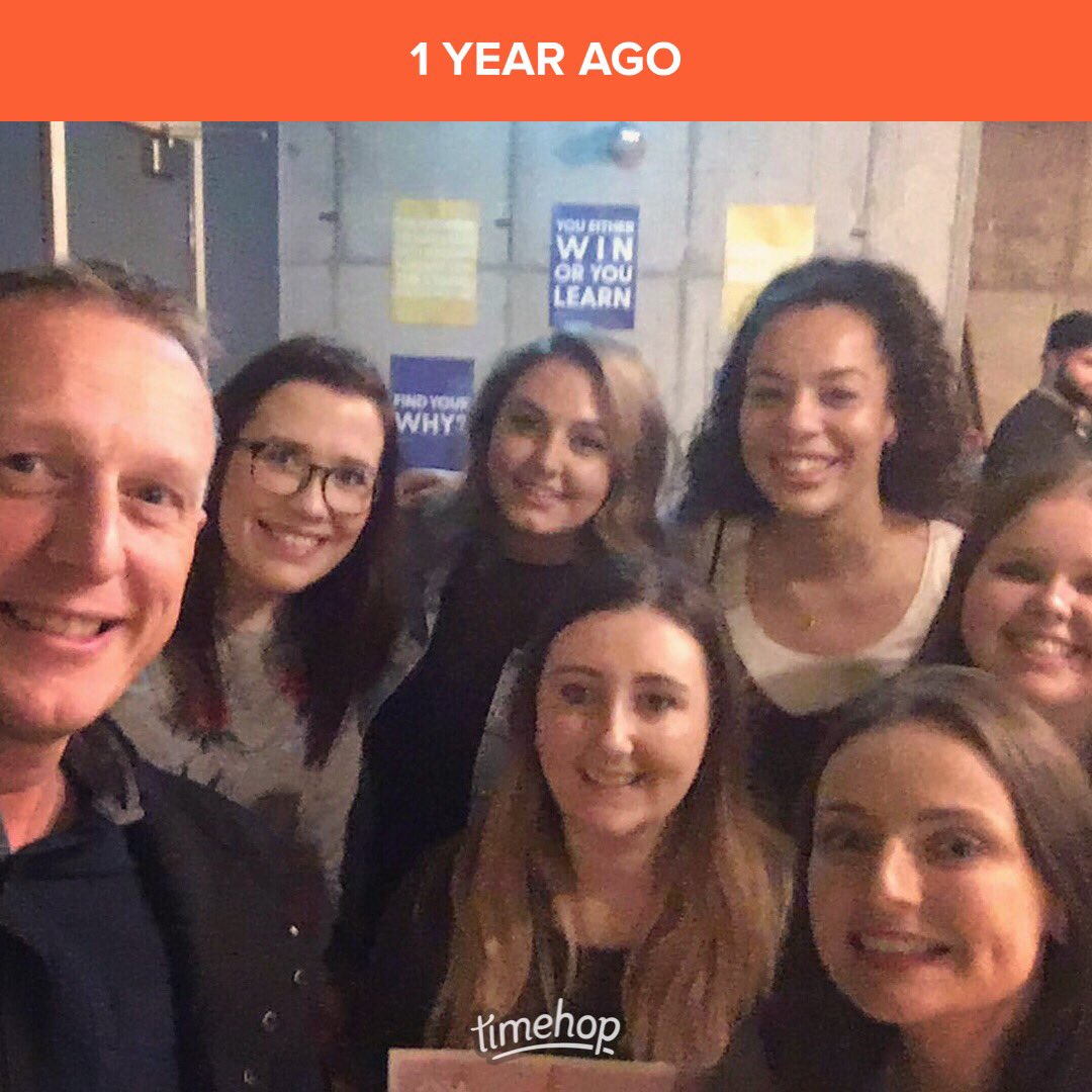 Getting group selfies at our <a href="/ohthisway/">OH</a> graduation last year, how quick is time flying! 😱 <a href="/AndyCKent/">Andy Kent</a> @HolaJacquie <a href="/elizmcca/">Eliz Mccarr</a> @lozzrv <a href="/amyloumoe/">amymoulsdale</a> <a href="/obrnkiera/">Kiera O'Brien</a>